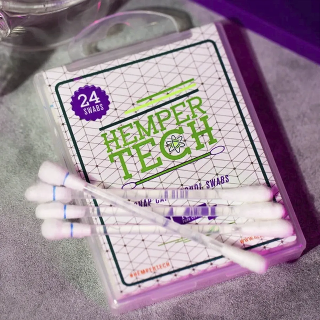 Hvide snap caps med en glat overflade og en let gennemsigtig struktur. Hver kapsel har en rund top og en let konisk form, der afsluttes med en flad bund. Kapslerne er arrangeret i en tæt gruppe, hvilket skaber en ensartet form og farvefordeling. Materialet synes at være plastisk, og der er en subtil refleksion på overfladen.