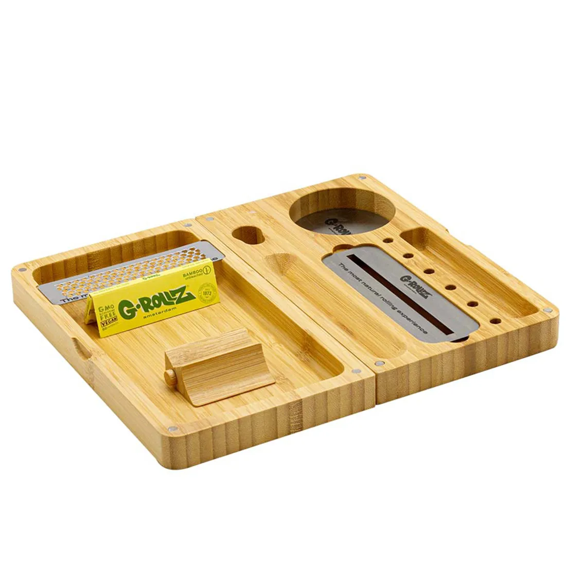 To-delt serveringsbakke i bambus med en naturlig, lys træfarve. Bakken har afrundede kanter og en glat overflade, der fremhæver bambusets struktur og åretegninger. Den ene del er en dyb skål, mens den anden del er flad, hvilket skaber en kontrast i dybde. Ingen synlige knapper eller symboler, kun en enkel og funktionel form.