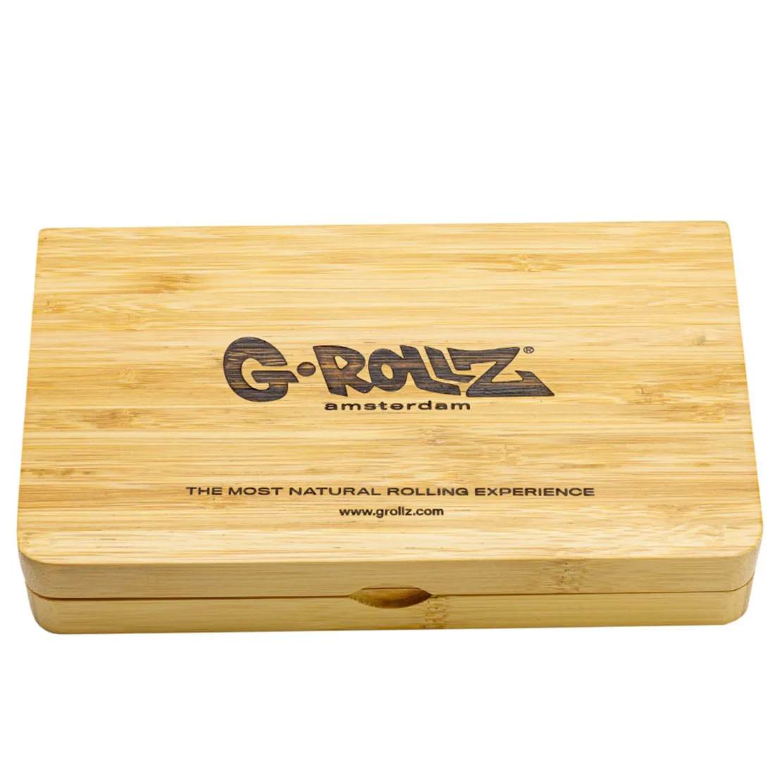 To dele af en premium bambusbakke præsenteres med en glat, varm træstruktur. Den lysebrune farve fremhæver de fine årer og naturlige mønstre. Bakkerne har afrundede kanter, hvilket giver et blødt udtryk. Det er tydeligt, at overfladen er poleret, hvilket skaber en let glans. Ingen synlige knapper eller symboler pryder overfladen.