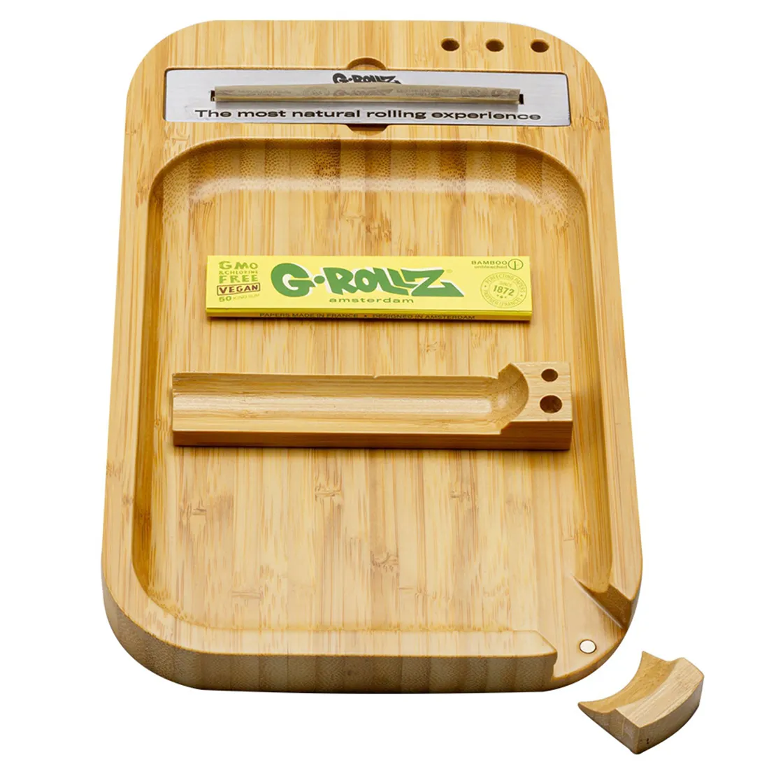 En stor, rektangulær bambusbakke præsenterer sig med en naturlig, lys træfarve og synlige ådringer, der giver tekstur. Bakken har afrundede hjørner og en glat overflade, der fremhæver det bæredygtige materiale. Kantene er let hævede, hvilket skaber en subtil ramme. Ingen synlige indgraveringer eller dekorationer pryder overfladen.