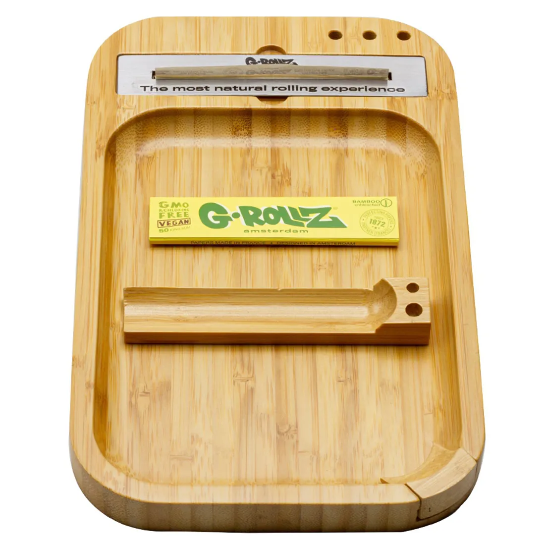 En stor, rektangulær bakke i naturligt bambus med glatte, afrundede kanter. Overfladen har en lys, gyldenbrun farve, der fremhæver bambusets naturlige mønster og struktur. Bakken har to håndtag på hver kortside, hvilket gør den nem at bære. Den har en minimal og elegant design, der passer ind i en moderne indretning.