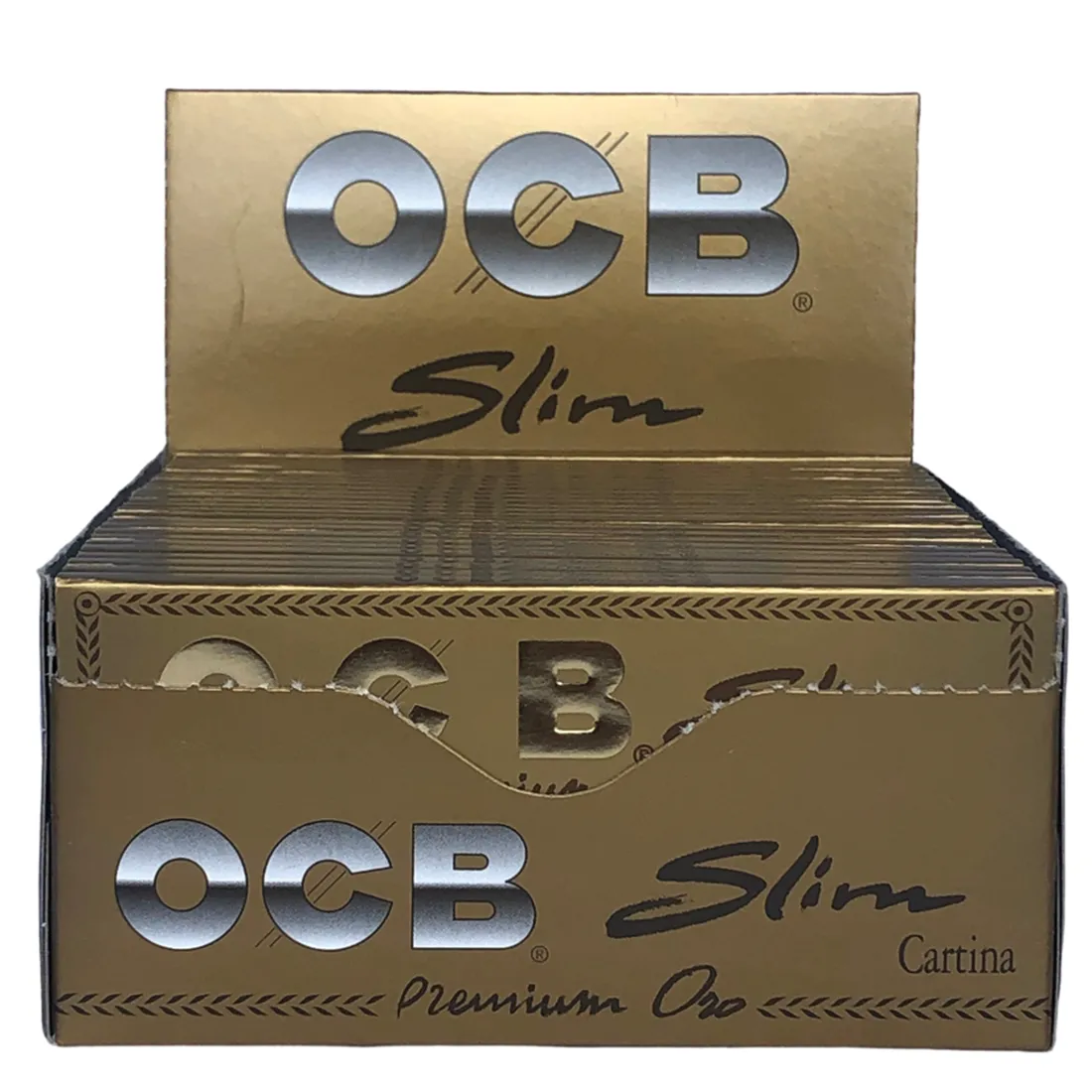 OCB Gold King Size Slim papir er præsenteret med en gylden overflade, der skinner let. Papiret er langt og smalt, hvilket giver en elegant form. Mønsteret er enkelt, med subtile detaljer i overfladen. På pakken findes små, sorte symboler og tekst, der angiver produktinformation. Det samlede design er minimalistisk og stilrent.