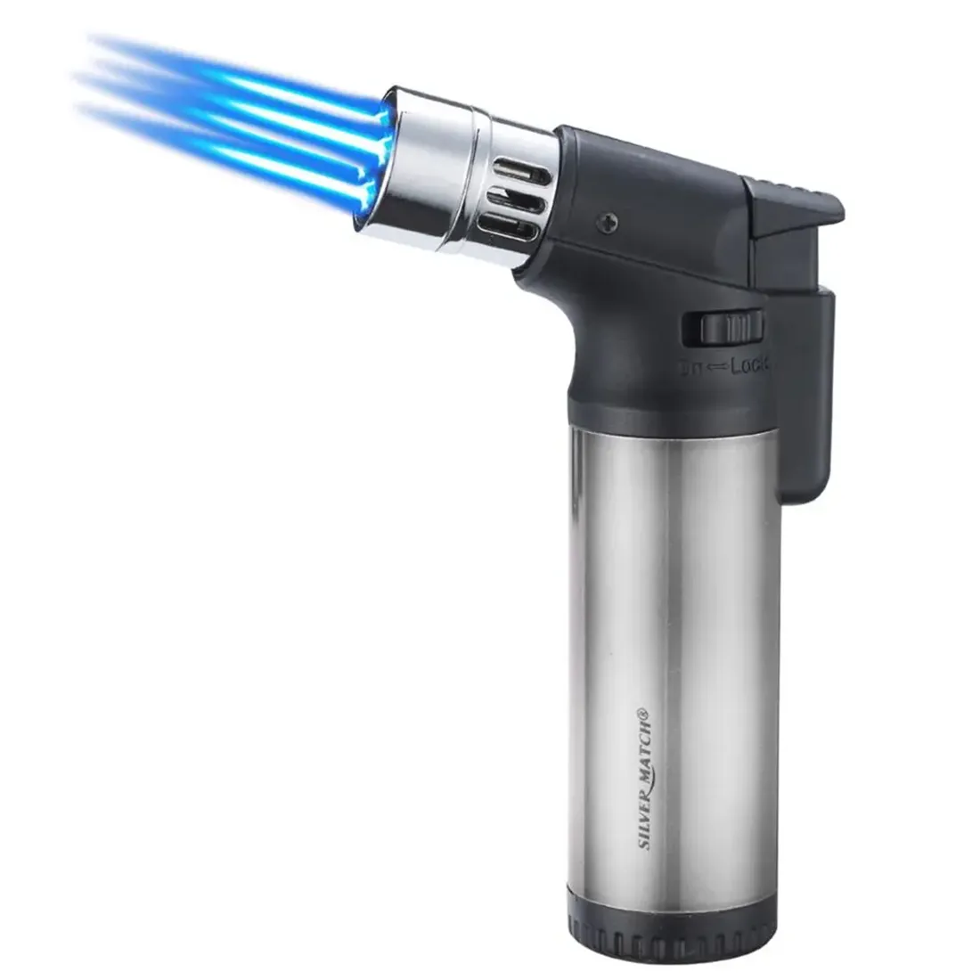 En sølvfarvet lighter med en glat metaloverflade præsenterer sig med en strømlinet form. Den har en jetflamme med en justerbar gasudgang, der fremstår som en smal spalte. Nederst findes en knap med en tekstur, der let kan aktiveres. Lighterens bagside har en lille vindue til gasniveauet, som giver synlighed til den indvendige gasbeholder.