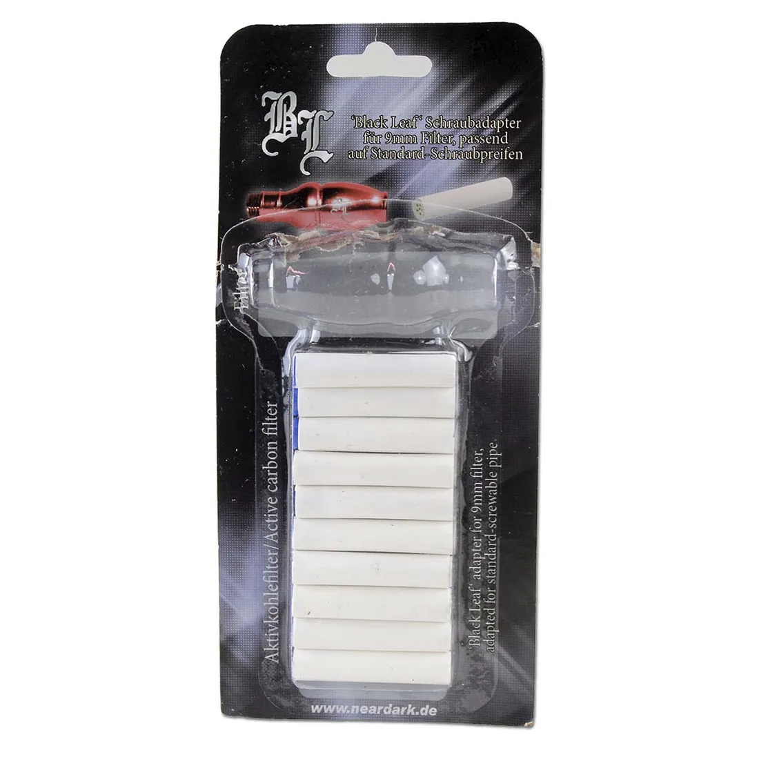 En sort skrueløsning til en rørpipe præsenteres med en bladformet design. Materialet har en glat overflade med en mat finish, der fremhæver det sorte. Det centrale element er rødt med en præcis, rund åbning. Mønsteret er enkelt, og der er ingen synlige knapper eller symboler. Det samlede udtryk er funktionelt og stilrent.