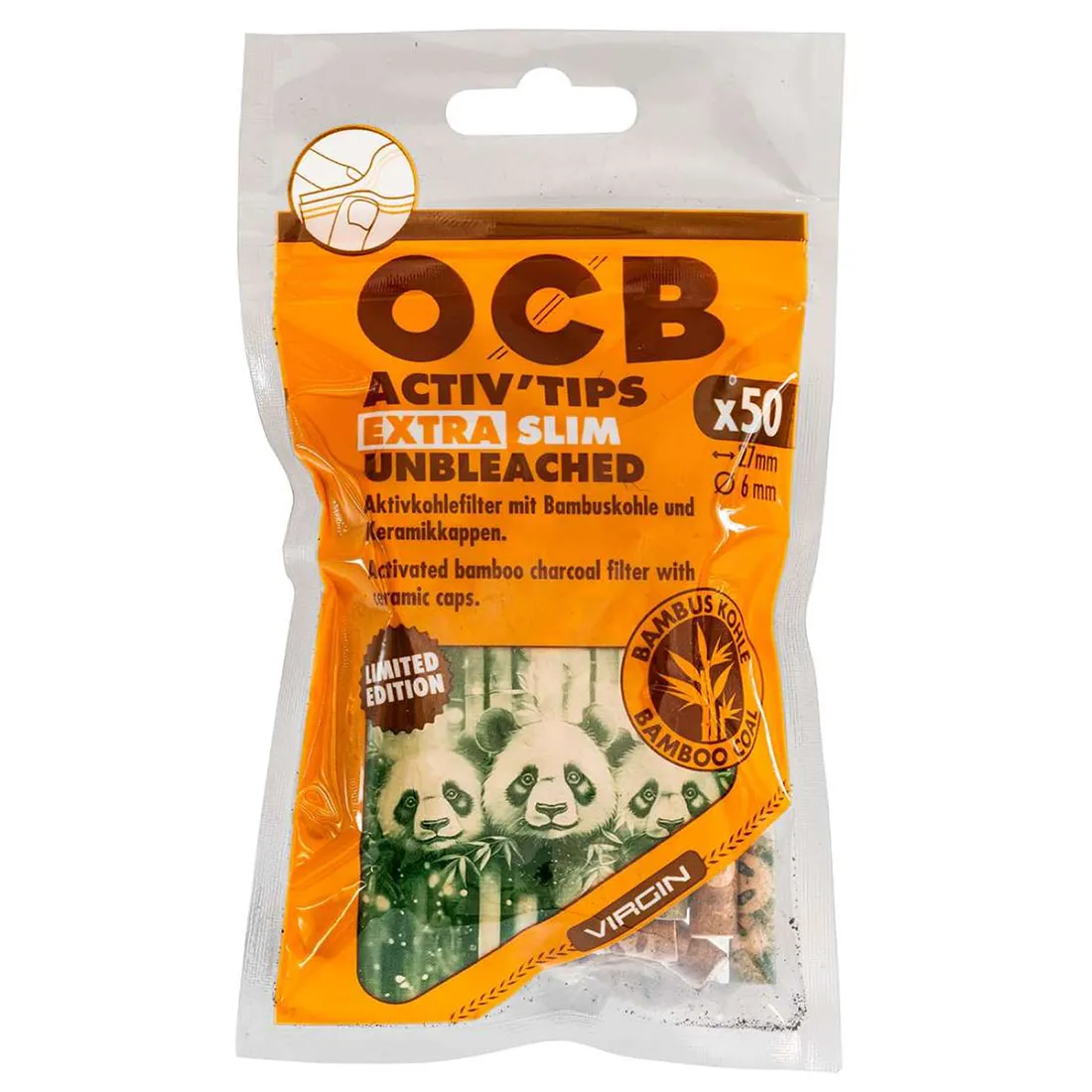 En pakke med 50 ekstra slanke papirfiltre fremstillet af bambus. Farven er en varm, brun nuance med en let glans. Filtrene er aflangt rektangulære med afrundede hjørner og har en fin tekstur. På pakken findes en tydelig tekst med sort skrift, der angiver produktets navn og antal. Designet er enkelt og funktionelt.
