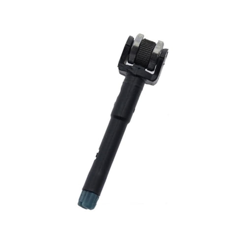 Clipper Flint System præsenterer en rektangulær metalramme med en mat sort finish. I midten er der en cylinderformet beholder i klar plast, der indeholder små, lysende flammer. En enkelt knap i metal er placeret på forsiden, omgivet af enkle, geometriske linjer. Systemets design er strømlinet og moderne, hvilket giver et minimalistisk udtryk.