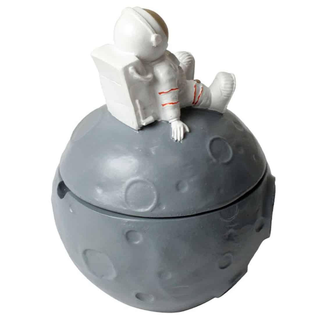 En skålformet askebæger i keramik præsenterer sig med en glat, hvid overflade og en indvendig glasur, der skifter fra dyb blå til lysere nuancer. Den ydre del har en struktur, der minder om krater over måneoverfladen. Askebægeret har en let hævet kant og en indbygget holder til cigaretter, hvilket skaber en harmonisk balance i designet.