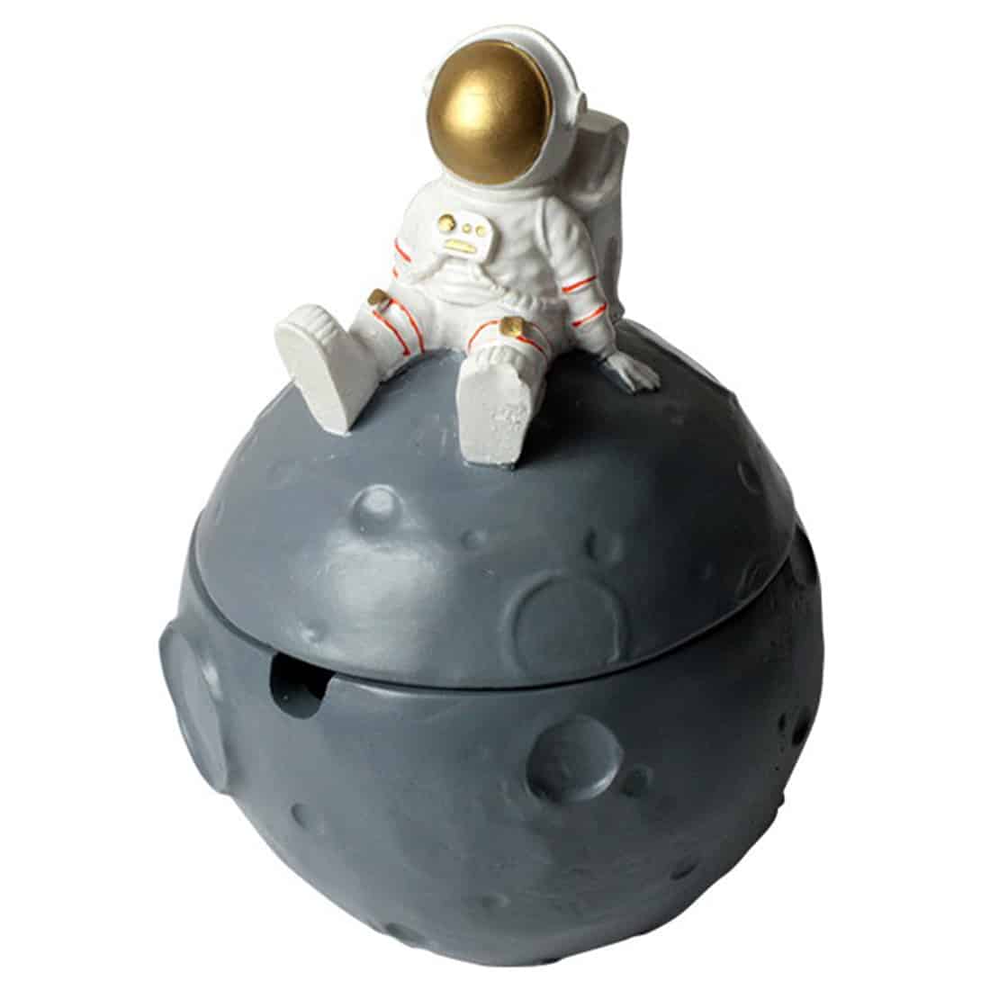 Ashtroen har en rund, flad bund og hævede kanter, der danner en skålform. Den er lavet af keramik med en mat, grå overflade, der har en let glans. Mønstret af en astronaut, der svæver i rummet, er detaljeret og farverigt, med nuancer af blå, hvid og guld. Ashtroen har også to runde indhak til cigaretter.