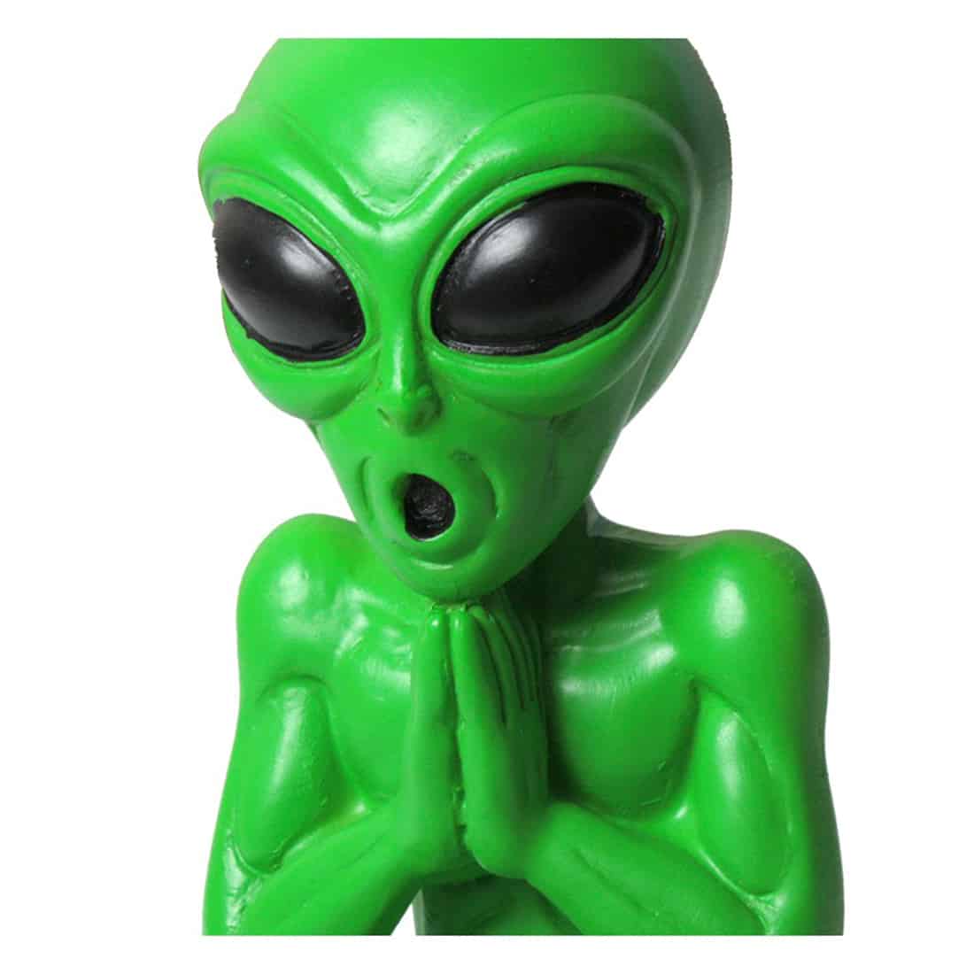 Et askebæger i form af en grøn alienfigur, fremstillet i keramik. Figuren har store, runde øjne og en smilende mund, der giver den et legende udtryk. Overfladen er glat med en klar, skinnende glasur, der fremhæver den grønne farve. Bunden er flad, hvilket stabiliserer askebægeret, mens detaljer som små arme og ben tilføjer karakter.