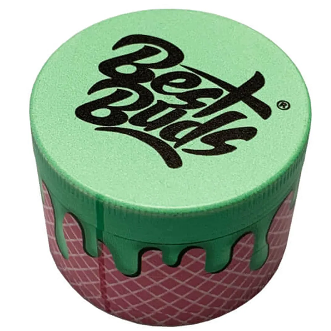 En rund krydderkværn med en diameter på 50 mm, fremstillet i metallisk materiale. Overfladen er sort med en mat finish, og der er en indgraveret tekstur i form af små, fine mønstre. Kværnen har en glidende åbning, der afslører skarpe tænder indeni, som er designet til at male ingredienserne.