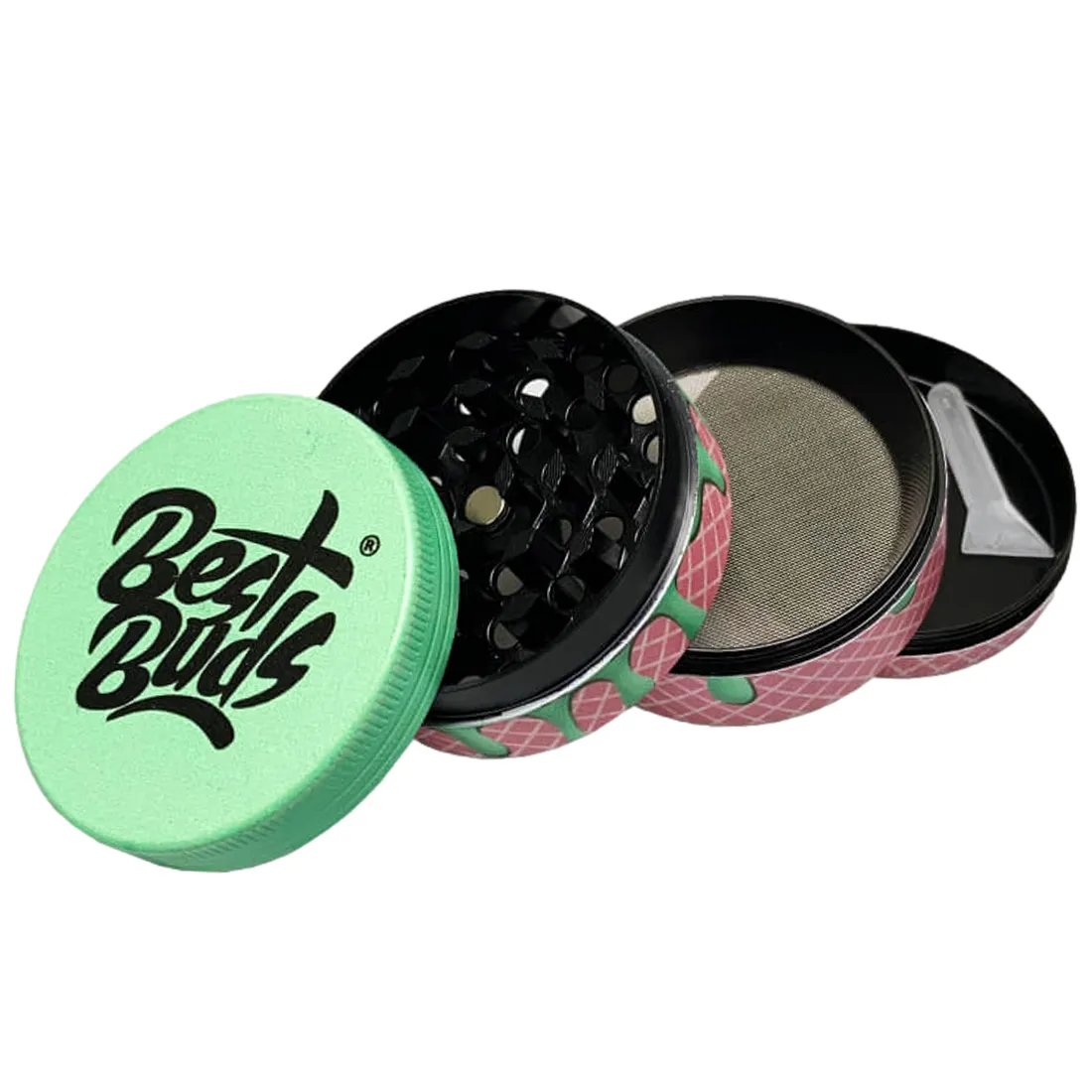 En kompakt og rund krydderkværn med en diameter på 50 mm præsenterer sig i en dyb sort farve. Overfladen er glat med en let blank finish, mens det øverste låg har et indgraveret mønster. Kværnen har en skarp tandstruktur indeni, der sikrer effektiv formaling. Den er nem at gribe med en ergonomisk form.