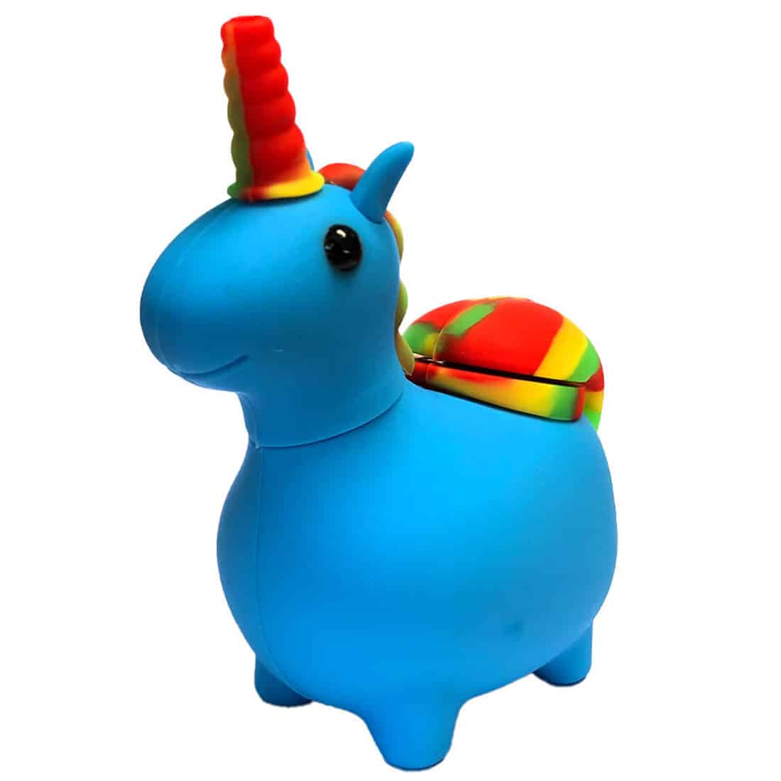 En sort silikonepibe med en unik form, der ligner et fåret ansigt, pryder midten af kompositionen. Piben har en glat, mat overflade, der giver en moderne look. Øjnene er fremhævet med hvide detaljer, og det lange, buede mundstykke tilføjer et legende element. Piben står på en flad overflade, hvilket understreger dens stabilitet.