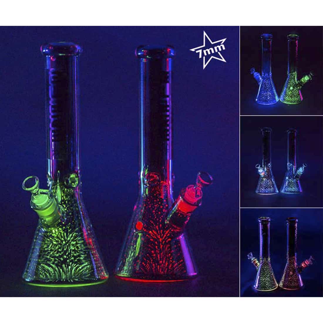 En gennemsigtig bong i klart glas med en højde på 35 cm. Den har en krum, slank form med en bredere bund, der giver stabilitet. Indvendigt ses en vandkammerstruktur. Farverne inkluderer nuancer af grøn, blå og orange i forskellige mønstre, som tilføjer visuel interesse. En metalrør med en skarp kant er placeret i toppen.