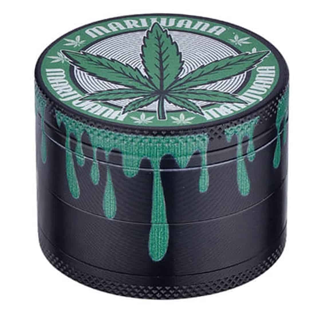 En elektrisk kværn præsenterer sig med en metallisk overflade, der skinner i sølvfarve. Kværnens krop har en strømlinet form, og toppen er forsynet med en sort knap. Den nederste del afslører en skål i gennemsigtig plast med dråber af farvet maling, der giver et kreativt touch. Kværnens detaljer er præcise, og dens design er moderne.