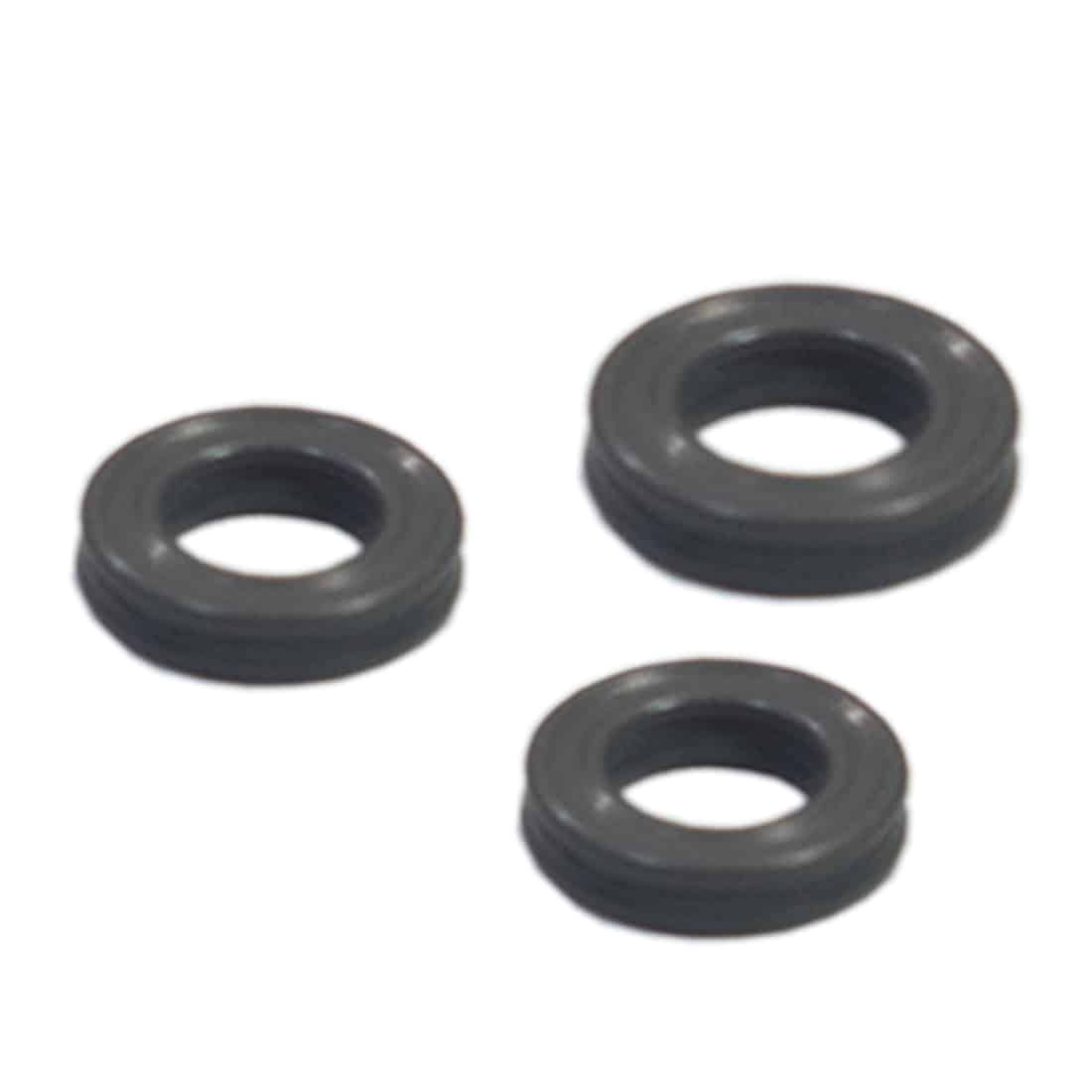 Et sæt O-ringe i forskellige størrelser præsenteres i en klar plastpose. O-ringe er fremstillet af sort gummi med en glat overflade, der giver en tæt forsegling. Posens lukning er en enkel tryklås. Baggrunden er hvid, hvilket fremhæver de sorte O-ringe, der ligger fladt i posen.