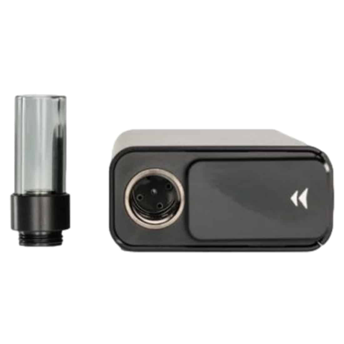 En kompakt enhed med en mat sort overflade pryder forsiden, hvor der er tydelige konturer og en rund knap i midten. I toppen ses en gennemsigtig beholder, der afslører indholdet. De glatte linjer og den enkle form giver et moderne udtryk, mens et symbol i form af en lille blomst tilføjer et subtilt dekorativt element.