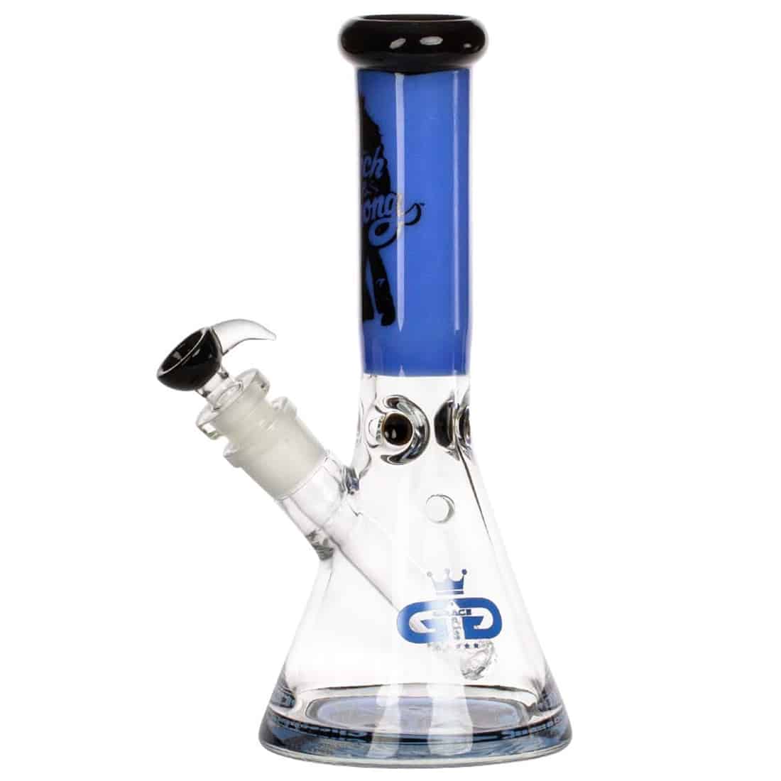 En beaker-formet bong i klart glas med en dyb blå kant og en farverig dekoration inspireret af Cheech & Chong. Den har en bred bund, der gradvist snævrer ind mod toppen. Der er en rund skål til stoffer, som er placeret på siden, samt en lige rørformet mundstykke. Overfladen er glat med tydelige refleksioner.