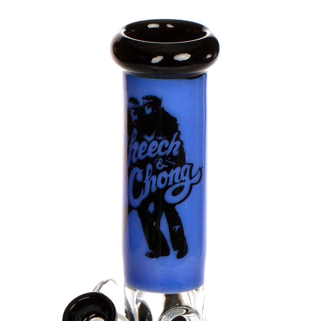 En beaker-bong i klart glas med en højde på 32 cm. Den har en bred, stabil bund og en slank hals. Bongen er prydet med et blåt mønster, der omkranser midten. En indsat skål til urter er placeret på siden, og der er et lille, cirkulært håndtag på toppen. Overfladen er glat med en let glans.