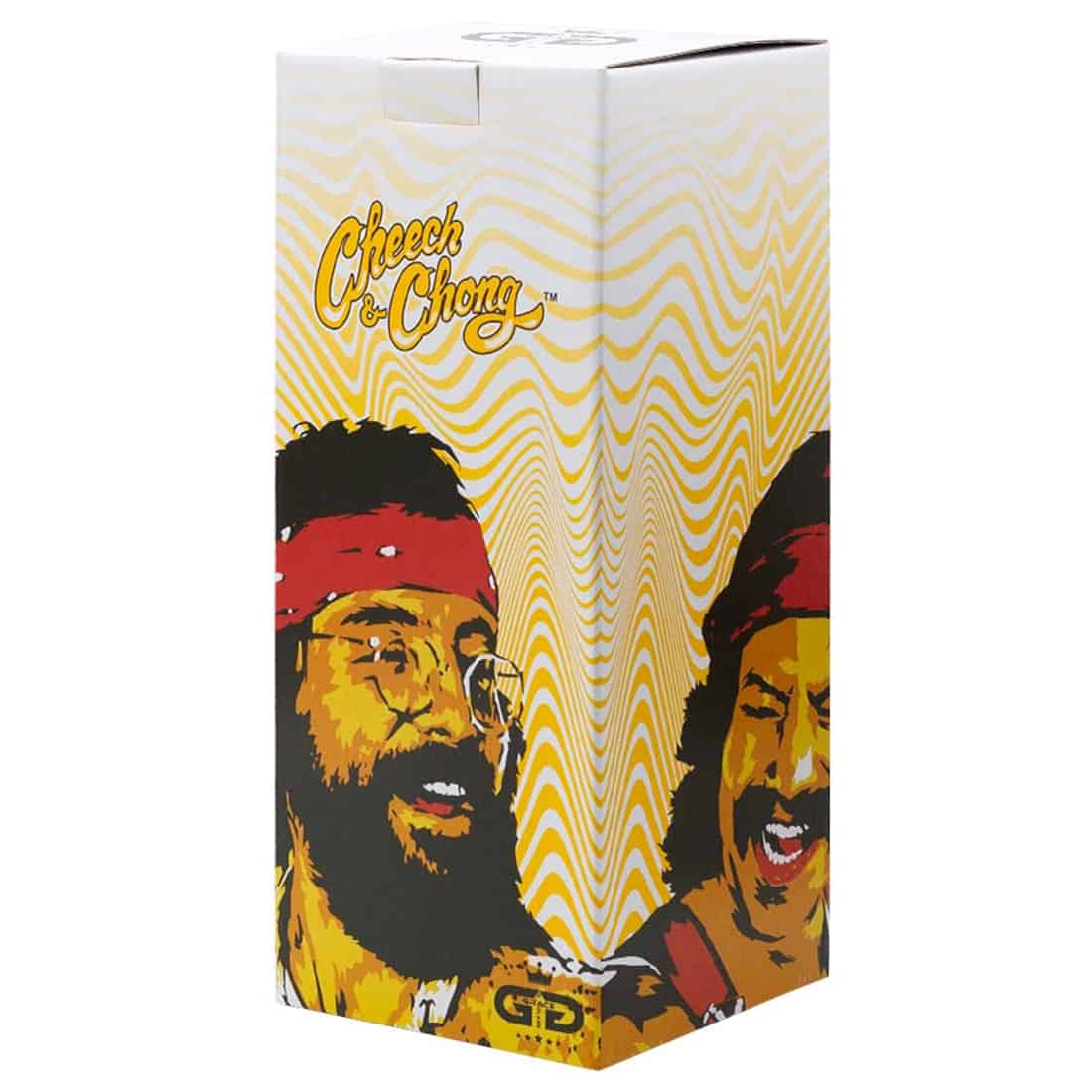 En gennemsigtig, klar glasbong med en beakerform, der har en bred bund og en smal hals. Den har en sort gummiring på toppen for bedre greb. På siden pryder et farverigt Cheech and Chong-motiv med detaljerede illustrationer. Bongen inkluderer en 14 mm skål og har en glat overflade, der reflekterer lys.