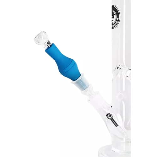 Et aktivt kulfilter præsenteres med en rektangulær form og en sort, perforeret overflade. Filtrene er stablet i lag, hvor hver sektion har en ensartet struktur. Kanten er let afrundet, og der er tydelige linjer mellem lagene. Materialet fremstår mat med en let grov tekstur, der indikerer høj porøsitet, velegnet til luftfiltrering.