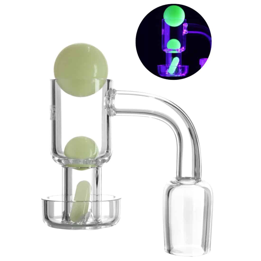 En dabbing bowl i transparent glas præsenterer sig med en glødende, lys grøn farve. Den har en rund form med en bred åbning og en smalere hals, der fører til en standard 18 mm fitting. Overfladen fremviser en glat tekstur, mens de indvendige kanter er let buede. Bowlens design inkluderer subtile detaljer, som giver den et unikt udtryk.