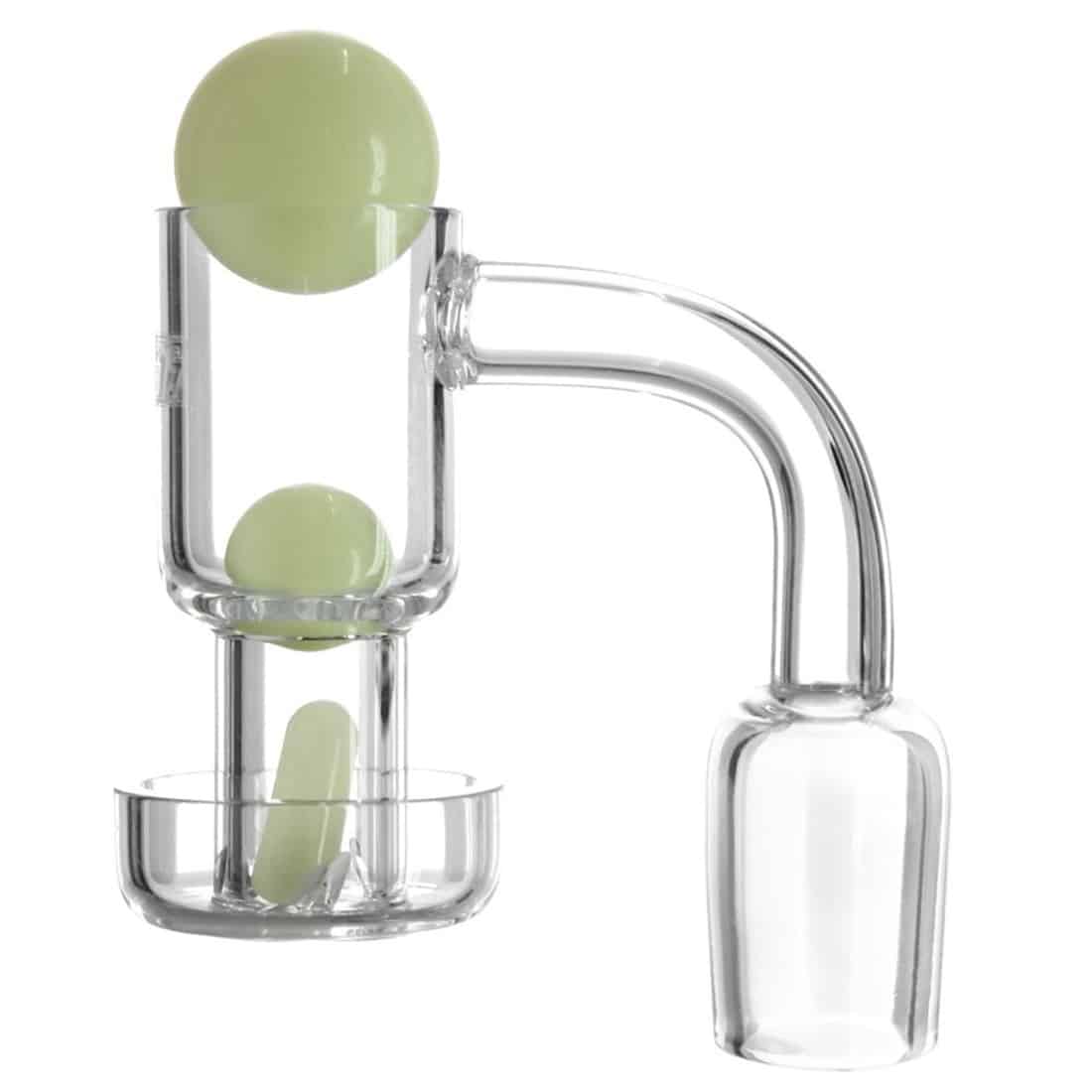 En dabbing bowl i klar, grøn glas med en glødende effekt pryder midten, præsenteret med en skarp kant og en rund form. Den har en glat overflade, der reflekterer lys, og et standard SG 18 tilslutningspunkt. Bowlens struktur viser subtile mønstre, der tilføjer dybde og karakter til det gennemsigtige materiale.