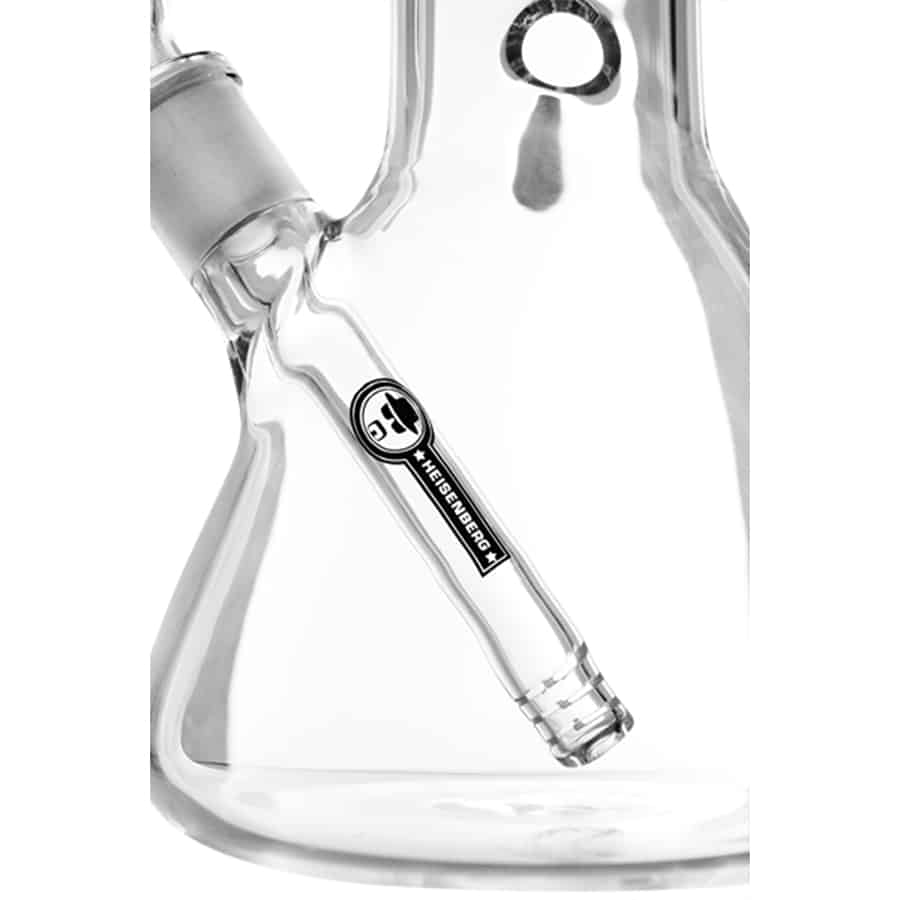 En stor, gylden perkolator med en glat, blank overflade pryder midten af kompositionen. Den har en cylindrisk form med en bred bund og en snævrere top. Flere rør strækker sig fra toppen, og en kran er placeret på siden. Det gyldne metal skinner under lys, og der er subtile detaljer i designet, der tilføjer dybde.