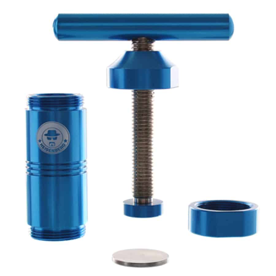 En blå, aluminiumspresset enhed med en strømlinet form. Overfladen har en glat, metallisk finish, der reflekterer lys. Den består af flere dele, herunder en central cylinder med en skruemekanisme og to håndtag i plast. Håndtagene er sorte med en ru tekstur for bedre greb. Der er tydelige samlinger mellem de enkelte komponenter.