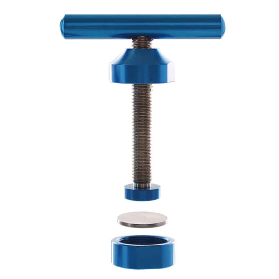 En hæve-sænkebordplade i en dyb blå farve pryder overfladen af et aluminiumsstel. Kanten er let afrundet, hvilket giver et blødt udtryk. På pladen er der synlige teksturer og et mat finish, der fremhæver farvens dybde. Under bordet findes en elegant mekanisme til justering af højden, som er diskret integreret i designet.