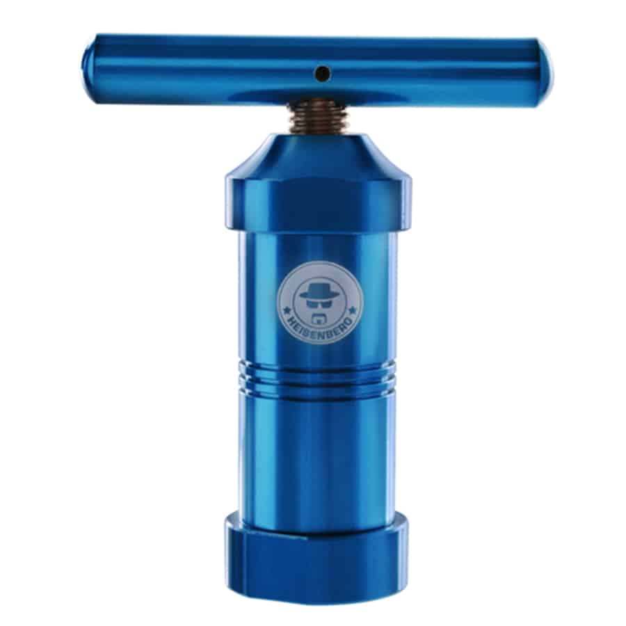 En blå, rektangulær enhed med en glat, metaloverflade, der strækker sig horisontalt. Foran er der en sort håndtag i plast, der er ergonomisk formet med en mat finish. En tydelig logo og symboler er placeret tæt på håndtaget. Kanten af enheden har en let buet form, der giver et strømlinet udseende.