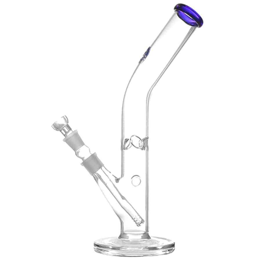 En rektangulær glaskop med en høj, slank form pryder overfladen. Koppen er transparent og viser en klar væske indeni, der har en let gylden farve. En sort silikonebund giver stabilitet, mens en lille, sølvfarvet knap med et indgraveret symbol sidder på siden. Det overordnede udtryk er enkelt og moderne, med fokus på funktionalitet og æstetik.