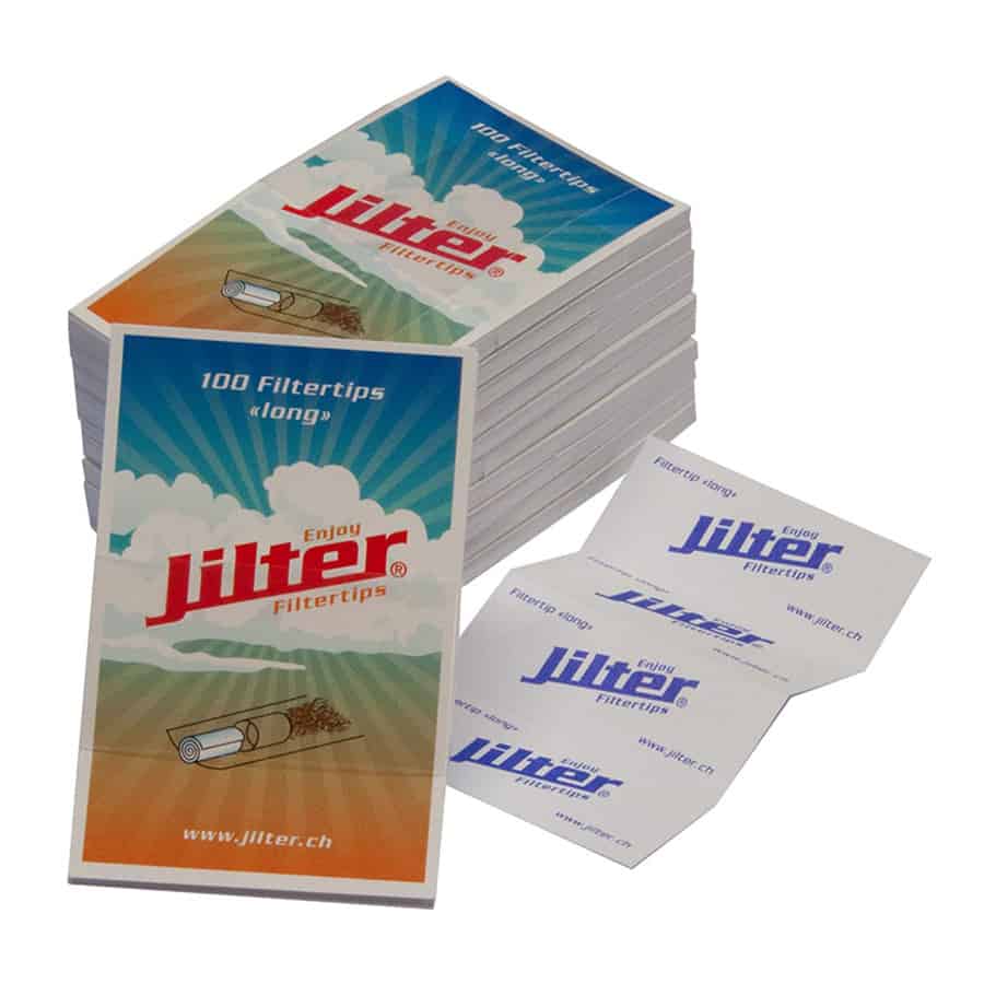 Langs forskellige længder fremstår filtertips i en lys, transparent plastmateriale. Hver enhed er cylindrisk med glatte kanter og en let bøjet form. Farven varierer mellem klar og let mælkehvid. Mønstrene er enkle, uden præg af tekst eller symboler, hvilket giver et minimalistisk udtryk. Elementerne er ordnet i en kompakt form, hvilket indikerer en praktisk opbevaring.