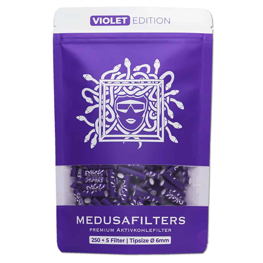 Aktiv kulfiltertips præsenteres i en violet farve. Hver tip har en cylinderform med en glat overflade, der fremhæver det dybe lilla skær. Emballagen indeholder 255 stk., tydeligt markeret med sort tekst på en hvid baggrund. Det samlede design udstråler en moderne æstetik, hvor farver og former harmonerer.