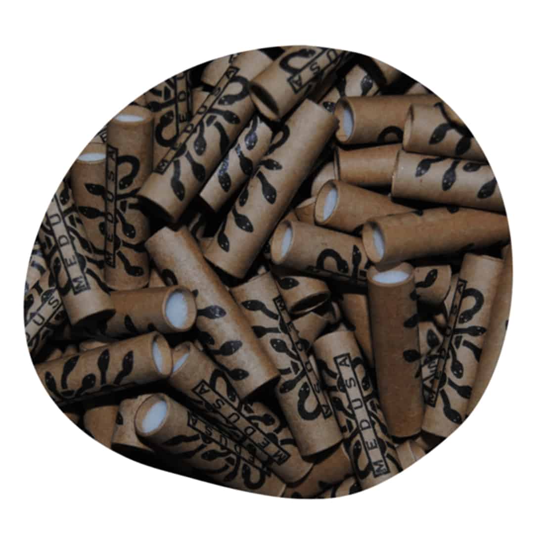 Aktivt kul filtertips præsenteres i en sort og hvid emballage med en minimalistisk design. Emballagen indeholder 50 stykker, hvor hver filtertip er cylinderformet og har en glat overflade. Der er små perforeringer på hver tip, der giver en tekstur. Farven er overvejende sort med hvide detaljer, der fremhæver produktinformationen.