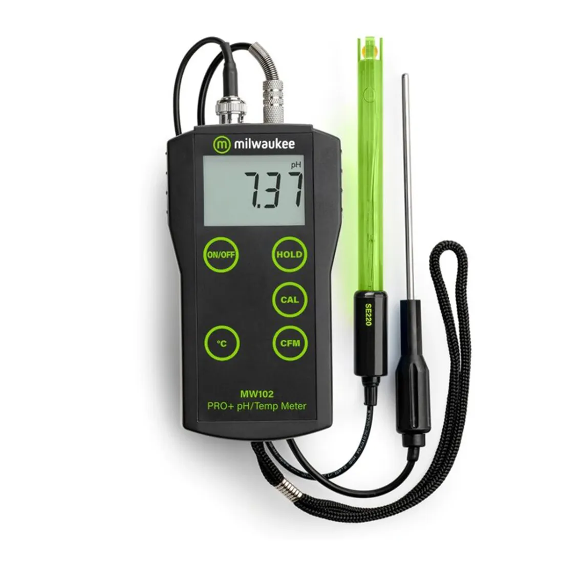 Milwaukee MW102 Pro Plus pH-meter har en kompakt bygning med en grå plastikramme. Den har en stor digital skærm, der viser pH-værdier i klare, sorte tal. To knapper, en til tænd/sluk og en til kalibrering, er placeret under skærmen. Elektrodeproben er lang og slank, med en transparent beskyttelseshætte. En rød og sort ledning forbinder proben til enheden.