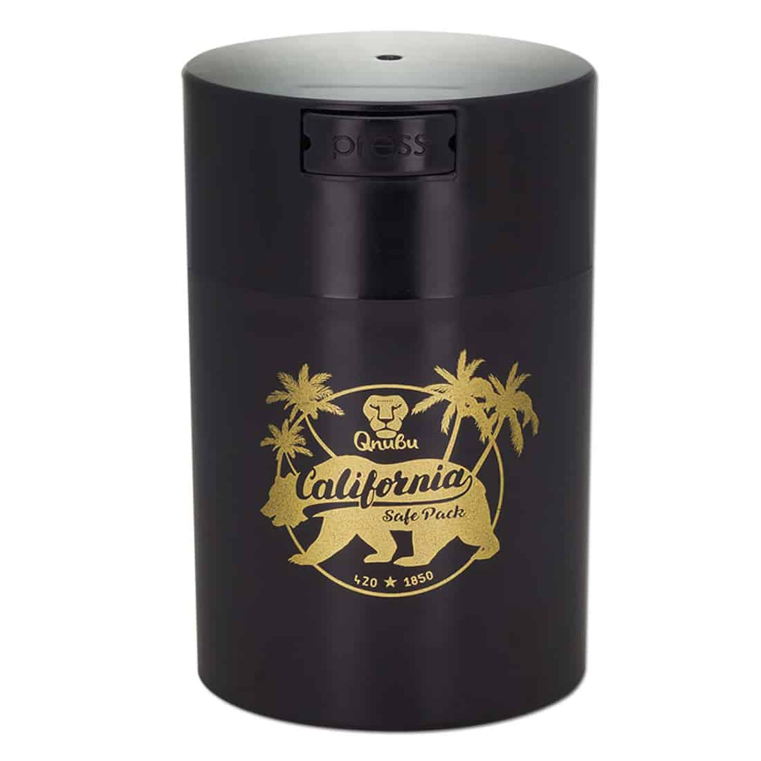 En transparent vakuumbeholder med en cylindrisk form, fremstillet i klart glas. Låget er i rustfrit stål med en glat, poleret overflade og en sort gummipakning, der sikrer tæthed. Beholderen har en kapacitet på 650 ml og prydes af et minimalistisk design uden yderligere dekorative elementer. Bunden er flad og stabil.