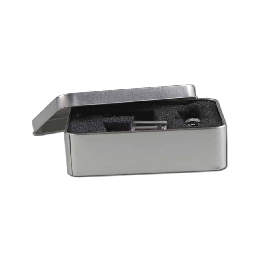 En kvarts glas banger med en rund, glat skål og en lige, cylindrisk hals. Skålen har en transparent, let gylden farve, mens halsen er klar. En karb cap i matchende materiale med en let buet top placeres over skålen. Bangeren er præsenteret i en sort boks med en indvendig, blød polstring for beskyttelse.