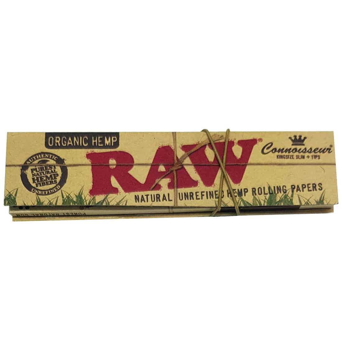 Papirrullen er lang og smal med en lys beige farve, der fremhæver en let tekstur. I den ene ende er der en række filtertips, der er cirkulære og hvide. Rullen har en grafisk tekst, der angiver produktinformation med en sort skrifttype. Hele kompositionen ligger på en neutral, lys overflade, hvilket skaber en enkel og ren præsentation.