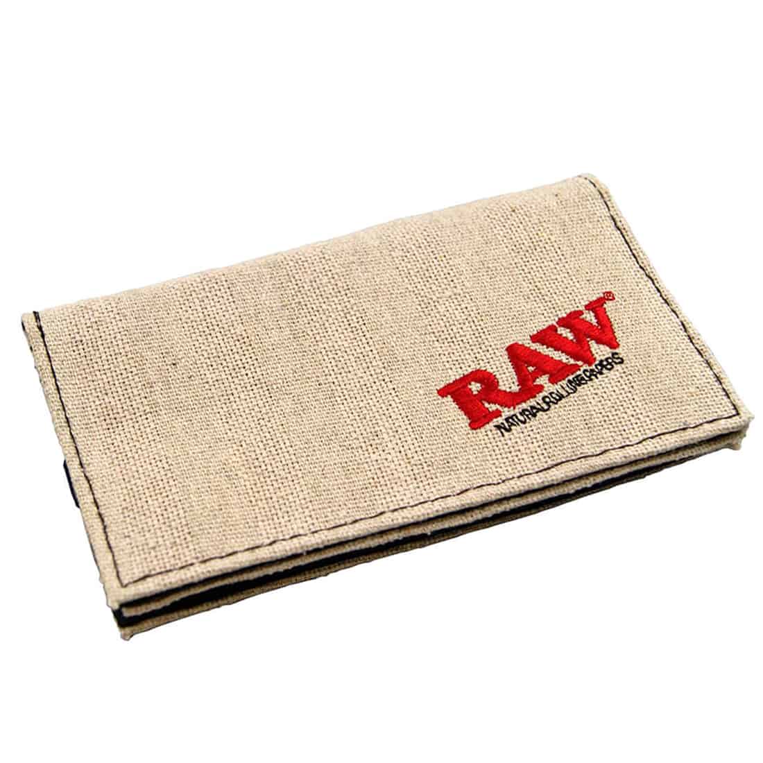 En sort pung med en blød, læderlignende overflade ses, præget med tekst og mønstre i naturlige nuancer. Pungen har en aflang form med synlige syninger, der tilføjer struktur. Indvendigt er der flere rum til opbevaring af kort og små genstande, hvilket skaber en praktisk indretning. Kanten er let afrundet, hvilket giver et elegant udtryk.