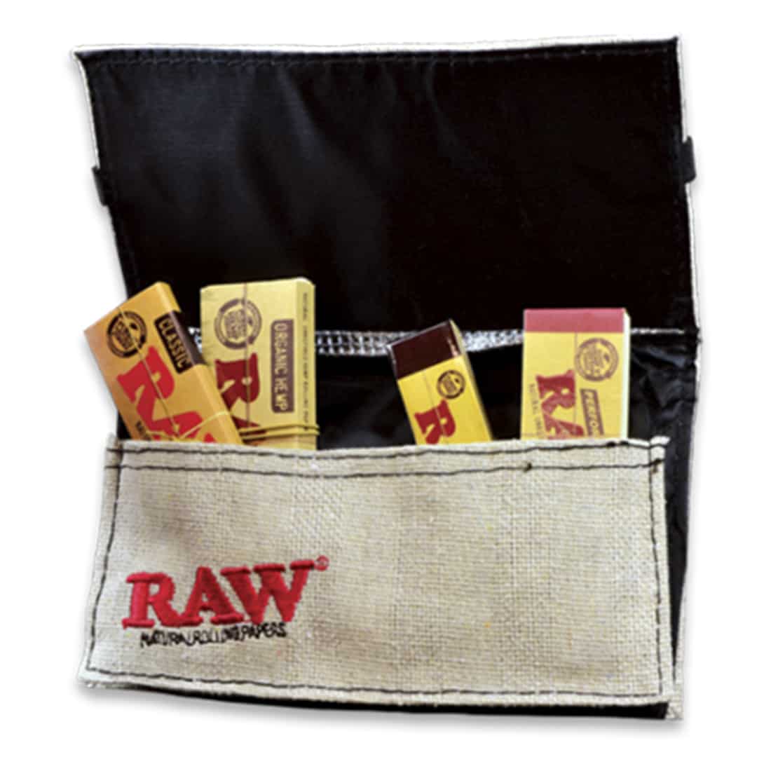 En sort, foldbar pung i læderlignende materiale, prydet med en stor, hvid RAW-logo. Pungen har en struktureret overflade med synlige syninger og flere rum til opbevaring af cigaretter, papir og værktøj. De indvendige rum er i en lysere nuance, hvilket skaber kontrast. Kanten er let afrundet, og lukkemekanismen er diskret.