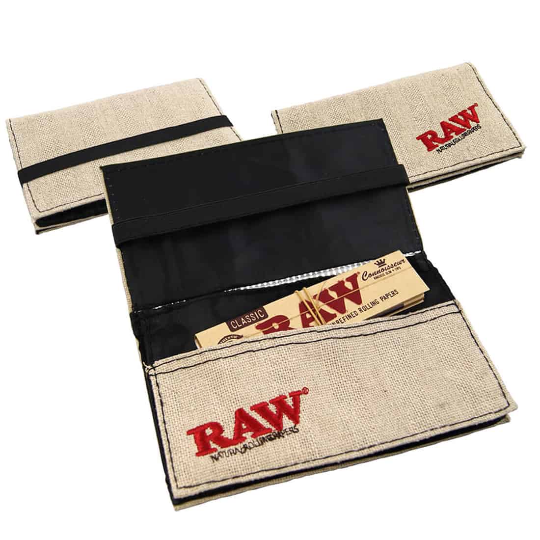 En portemonnee i en dyb brunt læderfinish, prydet med et indgraveret RAW-logo i et stiliseret, moderne skrifttype. Portemonneens overflade har en let tekstur, hvilket giver den et rustikt udseende. Indersiden viser flere rum med synlige søm og en slidser til kort. Kanten er syet med kontrastfarvet tråd, der fremhæver designets detaljer.