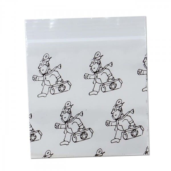 En gennemsigtig plastpose med en lukke- og åbnefunktion i form af en trykknap. Posen har en glat overflade, der fremhæver indholdet, og kan ses i en klar, farveløs tone. Bunden er flad, hvilket giver stabilitet, mens den øverste del er bølget, hvilket giver en blød overgang til lukkesystemet.