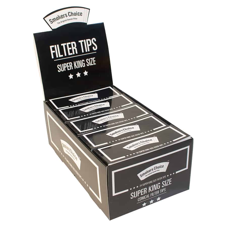 En udstillingsboks med Smokers Choice Black Super King Size filterspidser, med fed sort emballage med sprød hvid tekst, er omhyggeligt arrangeret til en raffineret præsentation.
