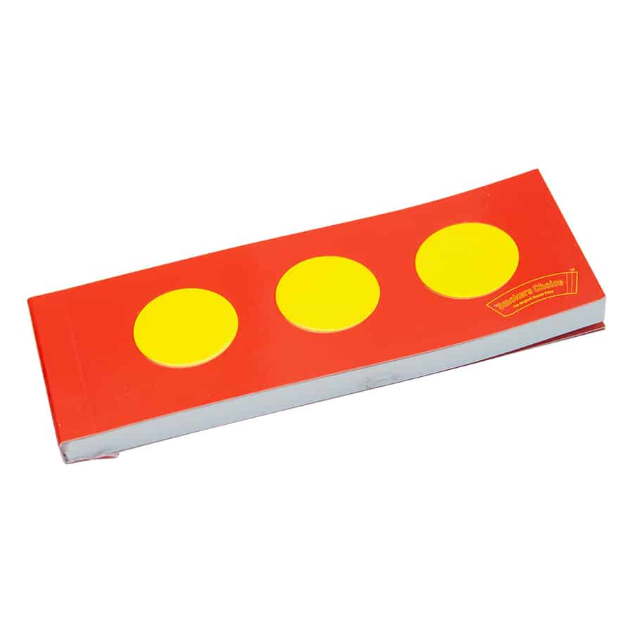 The Smokers Choice Christiania King Size Filtertips, en rød rektangulær genstand med tre gule cirkler på toppen, afspejler Christianias eklektiske charme.