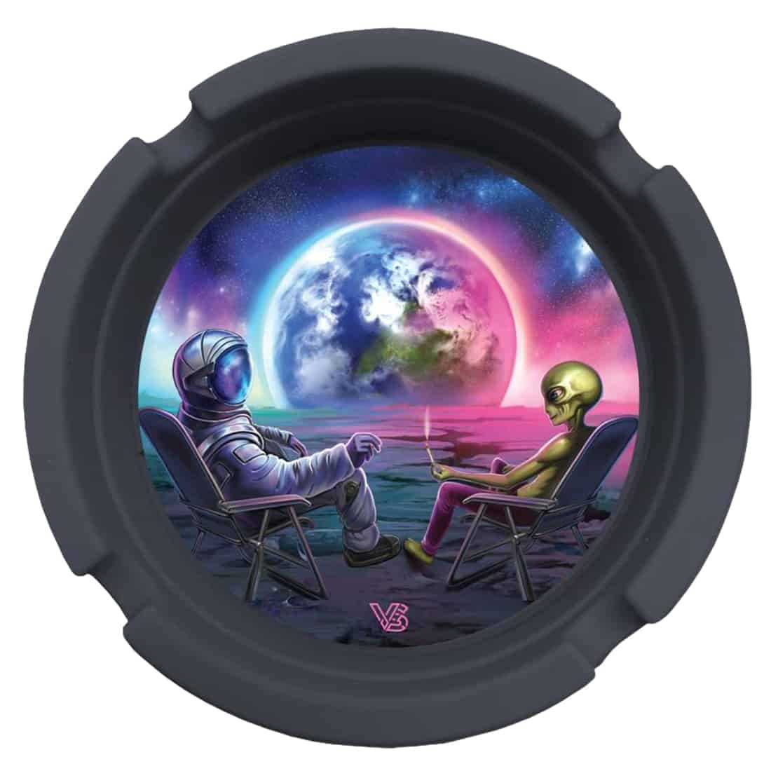 Et rundt askebæger med en diameter på 80 mm, fremstillet af silikone i en mat sort farve. Det har en blød, fleksibel tekstur og en jævn overflade. Askebægeret har en indvendig fordybning til opsamling af aske og et tydeligt, afrundet kantdesign. Der er ingen synlige knapper eller symboler, hvilket giver et minimalistisk udtryk.