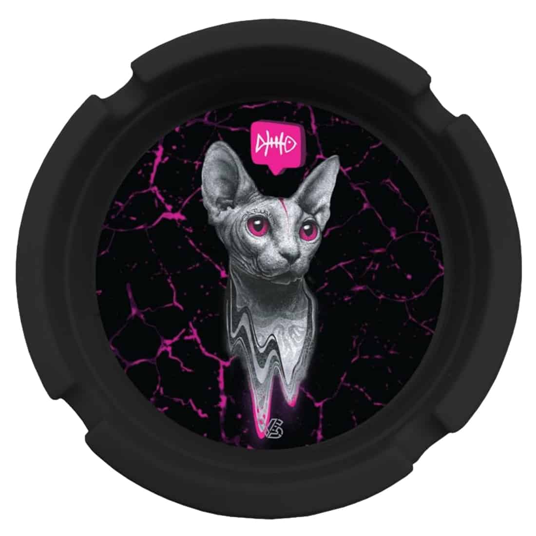 Et askebæger i silikone måler 80 mm i diameter. Det har en rund, flad form med en let hævet kant. Farven er en dyb, mørkegrå, der fremstår ensartet. Overfladen er glat og blød med en mat finish, hvilket giver et moderne udtryk. Der er en lille åbning til aske, som er placeret jævnt langs kanten.