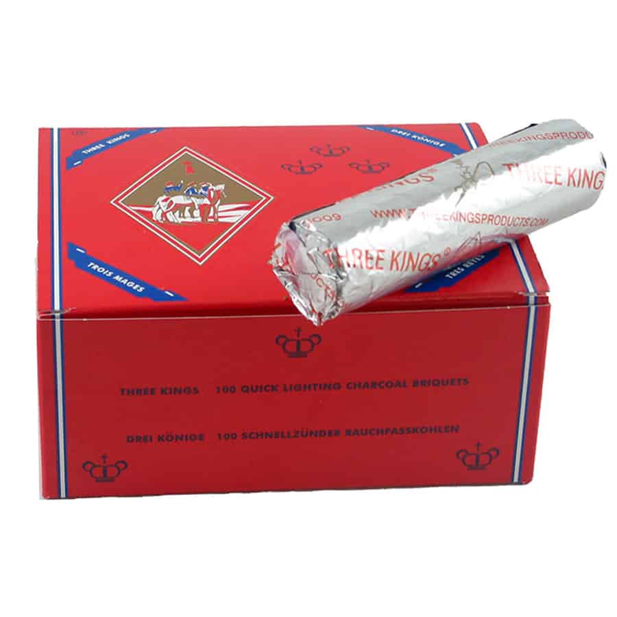 Tre små kugler i en mørkegrå kulfarve, hver med en glat overflade og en diameter på 33 mm. Kuglerne er ensartede i størrelse og form, placeret tæt sammen på en lys, neutral baggrund. Deres matte finish giver en subtil dybde, mens skyggerne under dem tilføjer en let tredimensional effekt.