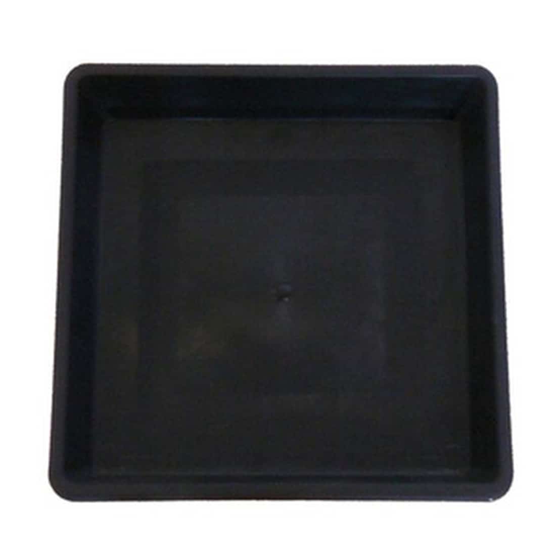 En firkantet underkop i hvidt porcelæn præsenterer sig med en glat og blank overflade. Kanterne er let afrundede, hvilket tilføjer elegance. Underkoppen har en dybde, der skaber et tydeligt rum til at holde en kop stabilt. Ingen mønstre eller dekorationer forstyrrer det minimalistiske design, hvilket giver et stilrent udtryk.