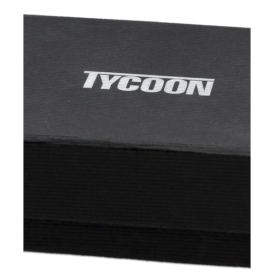 En elektrisk jet-flame lighter præsenterer sig i en dyb sort farve med en glat, blank overflade. Den har en slank, rektangulær form med afrundede kanter. Foran findes en mekanisk knap til tænding, der er let tilgængelig. Lighterens dyse er smal og vinklet, hvilket giver en præcis flamme. Det overordnede design udstråler en moderne æstetik.