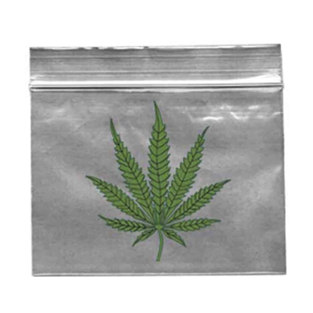 En pakke indeholdende 100 genlukkelige plastikposer i en grøn farve prydet med et bladmønster. Poserne har en glat overflade og er gennemsigtige, hvilket giver et indblik i indholdet. Lukningen øverst er en praktisk zip-løsning, der sikrer tæthed. Mønstret af blade tilfører et naturligt element til designet.